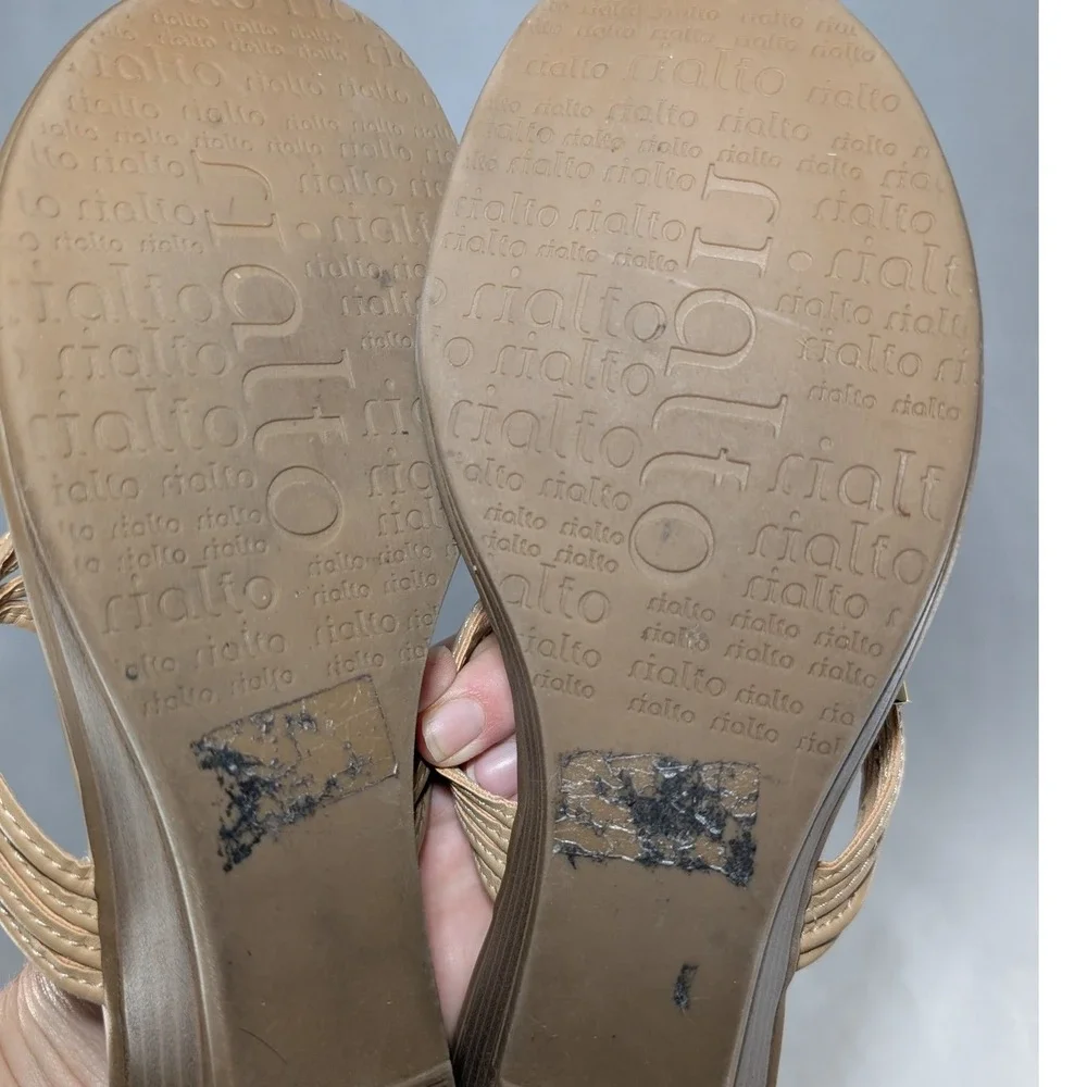 Rialto Women's Tan Thong Sandals‎ Embellished Gold Accents Flat Comfort Size 8.5